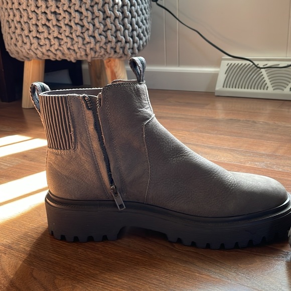 Madewell ankle boots. 8.5. Women’s grey side zip - Picture 5 of 9
